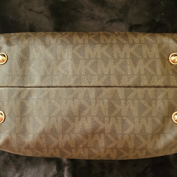 Michael Kors Grayson Handbag and Wristlet - Picture 5 of 9